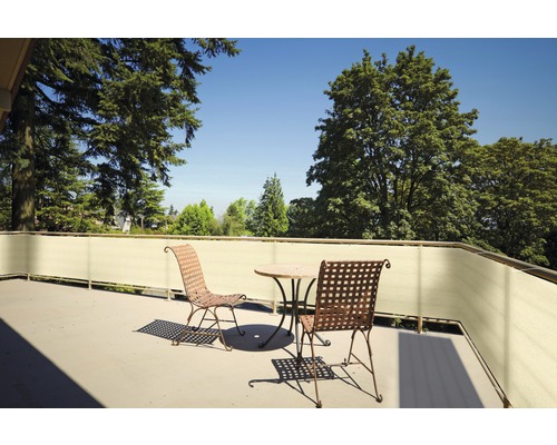 Occultation de balcon blé 90x500 cm Scène avec deux chaises et une table sur une terrasse avec pare-vue