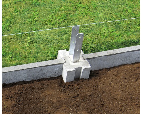 Zaunpfostenhalterung aus Beton mit Metallträgern zur Gartenbegrenzung