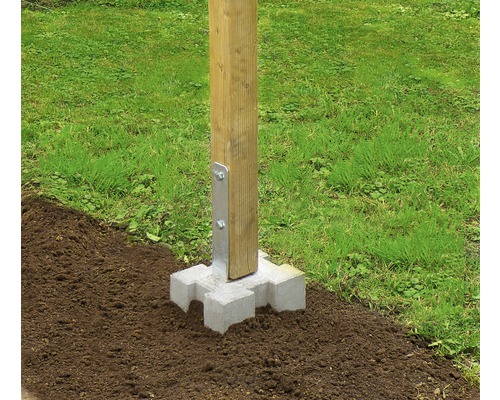 Holzpfosten mit Träger und Betonfuß im Garten