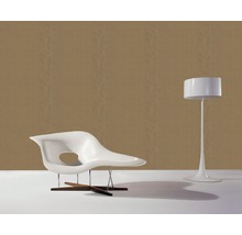 Raumansicht mit gemusterter Tapete, Sessel und Stehlampe