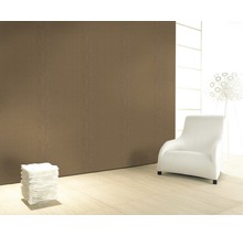Heller Raum mit brauner Wandverkleidung, Sessel und Dekoration