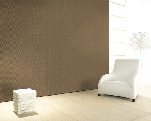 Heller Raum mit brauner Wandverkleidung, Sessel und Dekoration