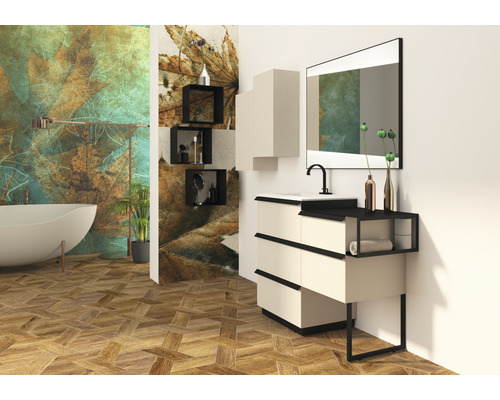 Salle de bains avec baignoire, meuble-lavabo, miroir et étagères murales devant un mur à motif de feuilles.