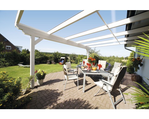 Terrasse mit Terrassenüberdachung, Gartentisch und Gartenstühlen auf Pflastersteinen