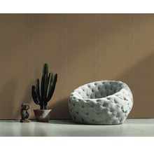 Szene mit brauner Tapete, Kaktus, Dekofigur und Sessel