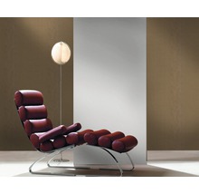 Interieuransicht mit Sessel, Stehlampe und gemusterter Tapete für eine stilvolle Raumgestaltung