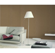 Wohnzimmer mit brauner Tapete, Sofa, Stehlampe und Hocker