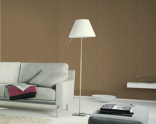 Wohnzimmer mit brauner Tapete, Sofa, Stehlampe und Hocker
