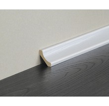 Sockelleiste aus Holz an einer Wand