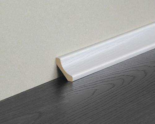 Plinthe en bois sur un mur