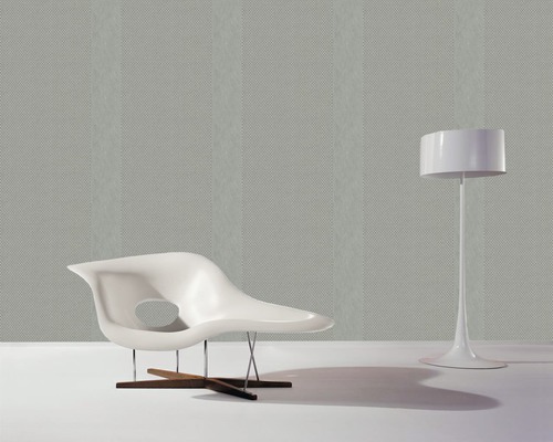 Szene mit gemusterter Tapete, Sessel und Stehlampe