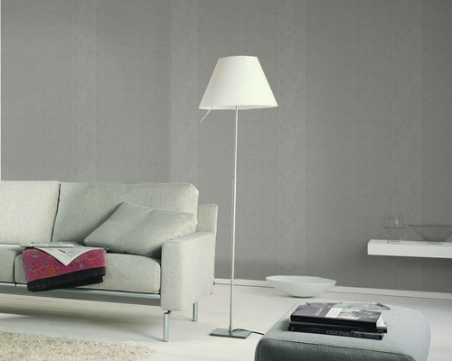 Wohnzimmer mit Sofa, Stehlampe und gemusterter Tapete