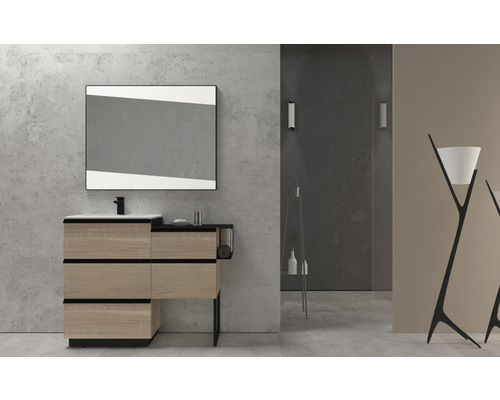 Salle de bains avec meuble sous-lavabo, miroir, robinetterie et accessoires devant un mur gris