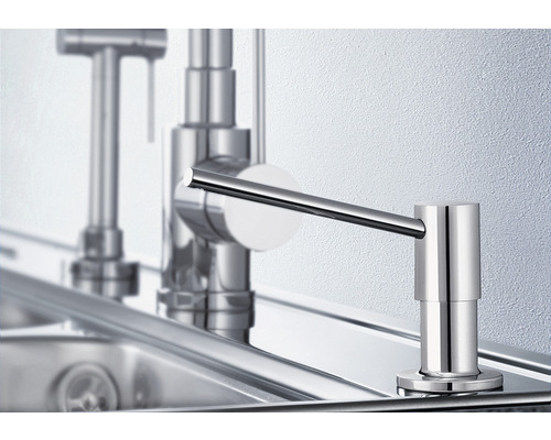 Distributeur de savon en métal sur un évier