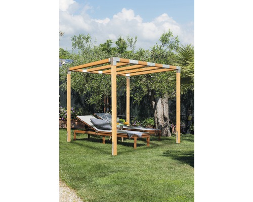 Holzpergola mit Liegen im Garten