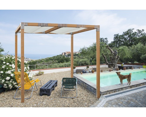 Szene mit Holzpergola, Gartenmöbeln und Pool