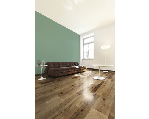 Salon avec parquet, canapé, table et lampadaire