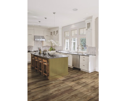 Cuisine claire avec îlot de cuisine, sièges et plancher en bois