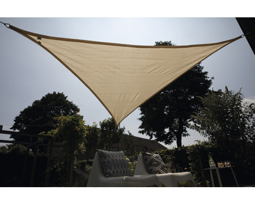 Dreieckiges Sonnensegel im Garten mit Sitzgelegenheiten