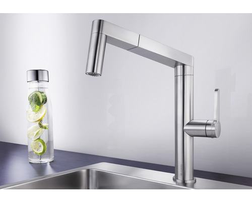 Robinet de cuisine en métal avec bec haut et bouteille d''eau