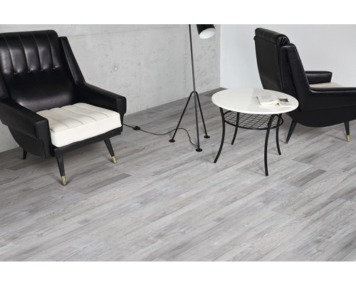 Innenraumszene mit Vinylboden, Sessel und Beistelltisch