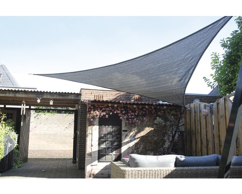 Aussenbereich mit dreieckigem Sonnensegel für Schatten