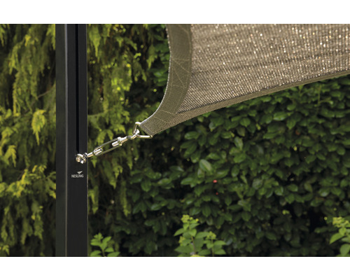 Detailaufnahme eines Sonnensegels mit Befestigung an einem Mast