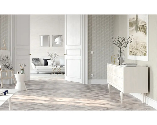 Pièce lumineuse avec parquet en chevrons, commode et atelier d'art