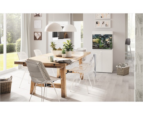 Salle à manger lumineuse avec table en bois, chaises en rotin, chaises transparentes et aquarium