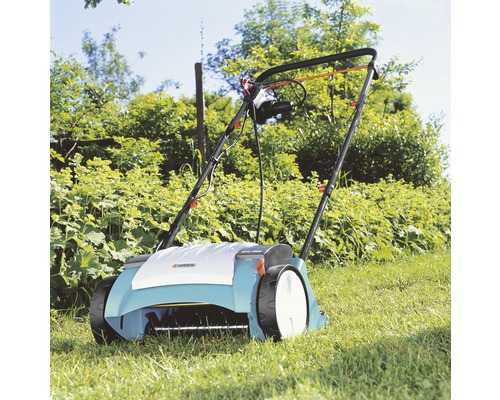 Scarificateur électrique Gardena sur une pelouse