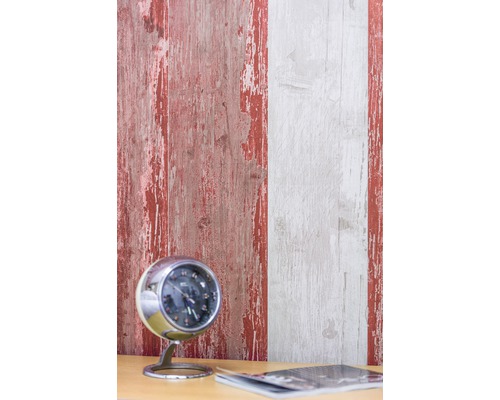 Aménagement mural avec papier peint imitation bois et horloge