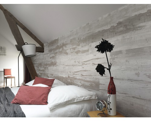 Chambre à coucher avec panneaux muraux imitation bois, lit et décoration