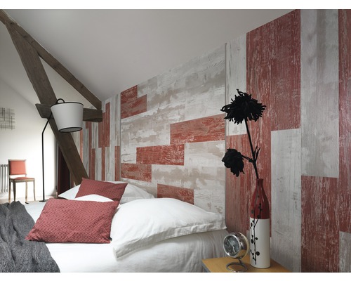 Chambre avec lit, table de chevet et panneaux muraux imitation bois