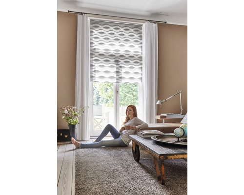 Wohnzimmer mit Fenster, Gardinen und einem Rolladensystem mit Wellenmuster