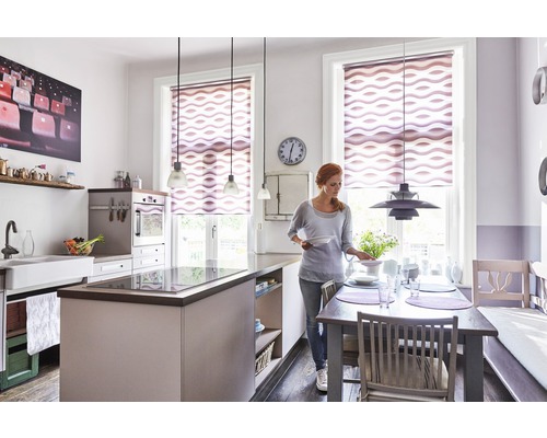 Helle Kichen mat Rollos un de Fënsteren an enger Fra, déi den Dësch deckt