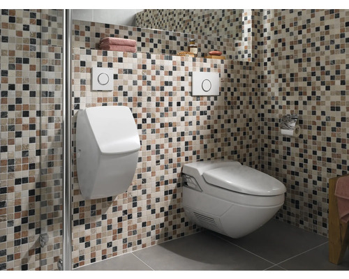 Badezimmer mit Urinal, Toilette und quadratischen Mosaikfliesen