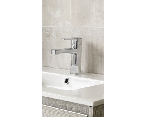 Waschbecken mit Armatur im Badezimmer