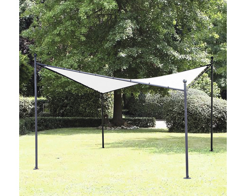 Vue de dessus d''un pavillon triangulaire de protection solaire dans le jardin.