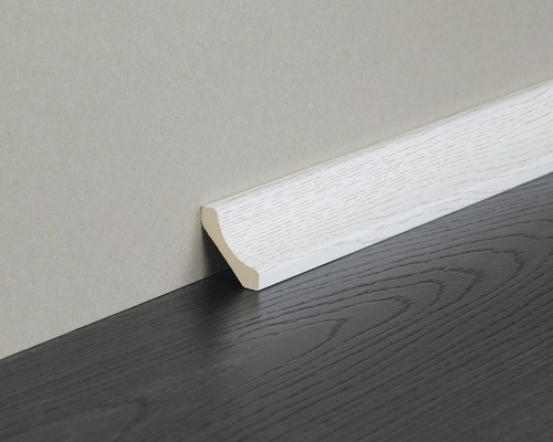 Plinthe en bois contre un mur