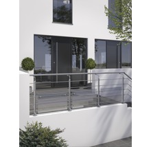 Aussenansicht eines Hauses mit einem Geländer aus Edelstahl und Glas