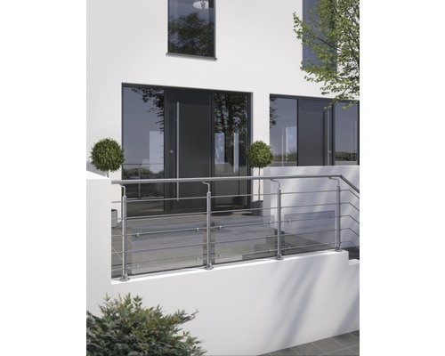 Aussenansicht eines Hauses mit einem Geländer aus Edelstahl und Glas