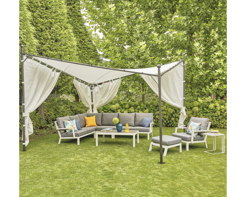 Scène de jardin avec pavillon, salon d''angle, fauteuil, tabouret et table sur une pelouse