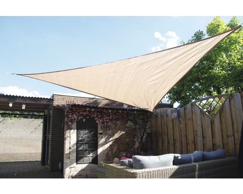 Dreieckiges Sonnensegel über einer Terrasse zur Beschattung