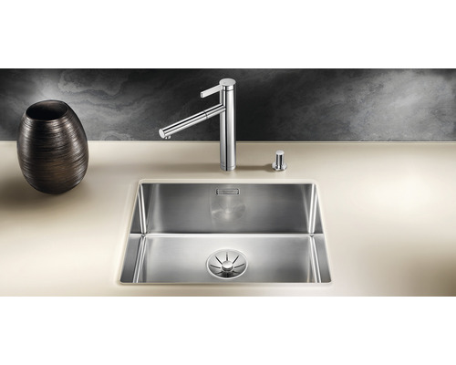 Edelstahlspüle mit Armatur und Spülmittelspender auf einer Arbeitsplatte