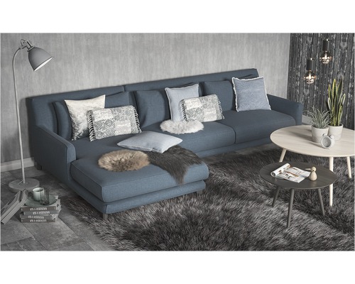 Salon avec canapé d''angle, coussins, tapis et tables basses