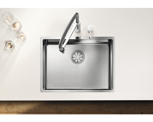 Edelstahlspüle mit Wasserhahn und Spülmittelspender