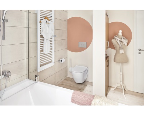 Salle de bain avec baignoire, sèche-serviettes et WC suspendu