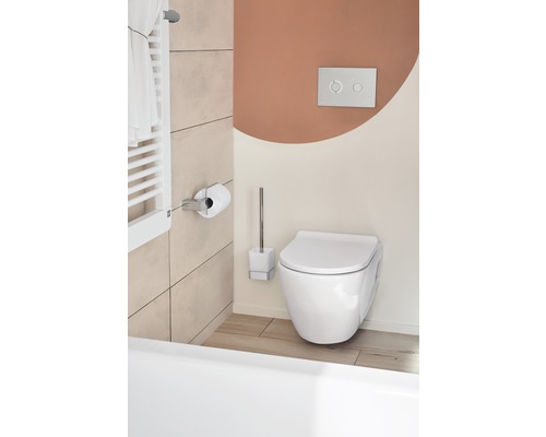 Salle de bain moderne avec WC suspendu, brosse de toilette et radiateur