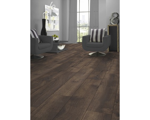 Wohnzimmer mit Laminatboden in Holzoptik, Sesseln und Fensterfront