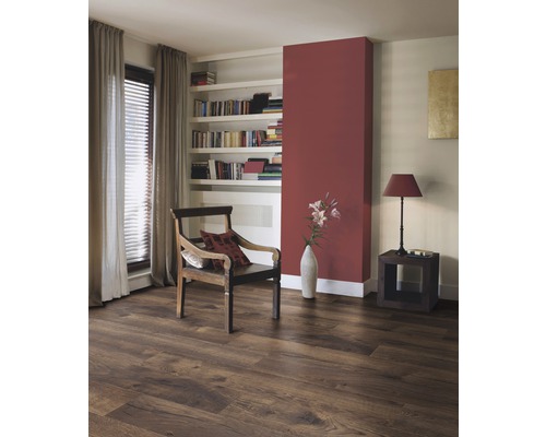 Wohnzimmer mit Laminatboden in Holzoptik, Sessel und Bücherregal